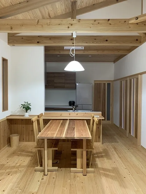 ダイニングテーブルと椅子は弊社がプレゼントしました