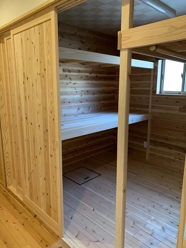 3枚引戸に、また、全て杉板使用