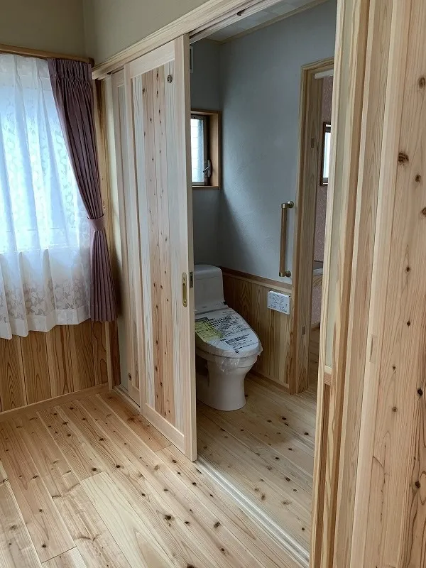 車椅子のお母様が部屋からトイレに入るために扉を2枚のスライド・ドアーに！