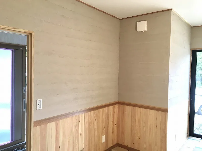 部屋やトイレの壁は、シラス壁に