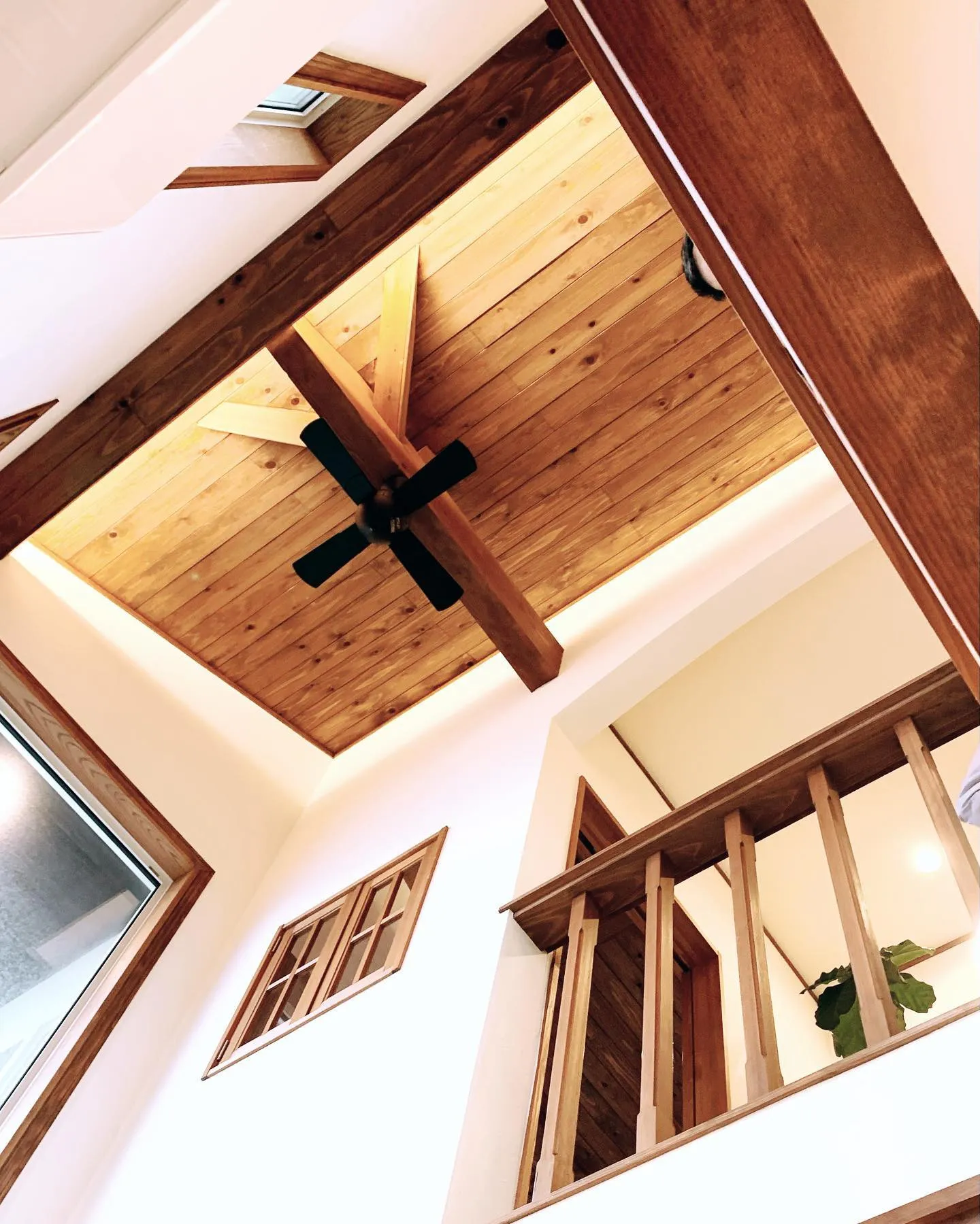 【宇和島市注文住宅】吹き抜け👍🏡2階の階段ホールが見えます