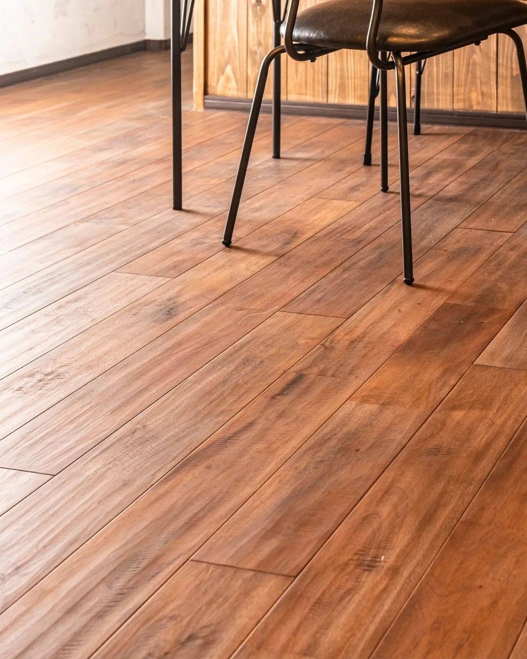 やさしい光を受けとめる、ナチュラルな床材☀️