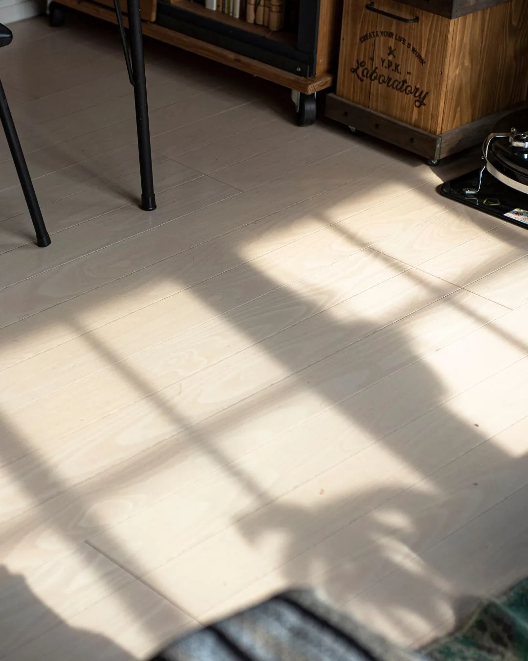 やさしい光を受けとめる、ナチュラルな床材☀️