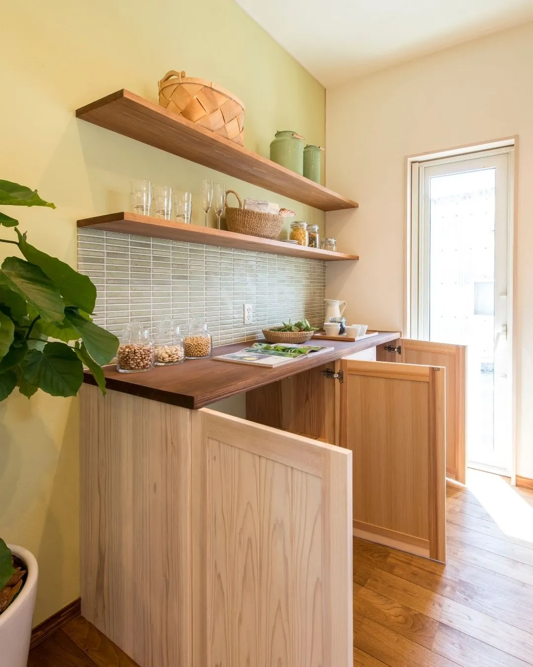 光が差し込む、やさしいキッチンスペース☀️