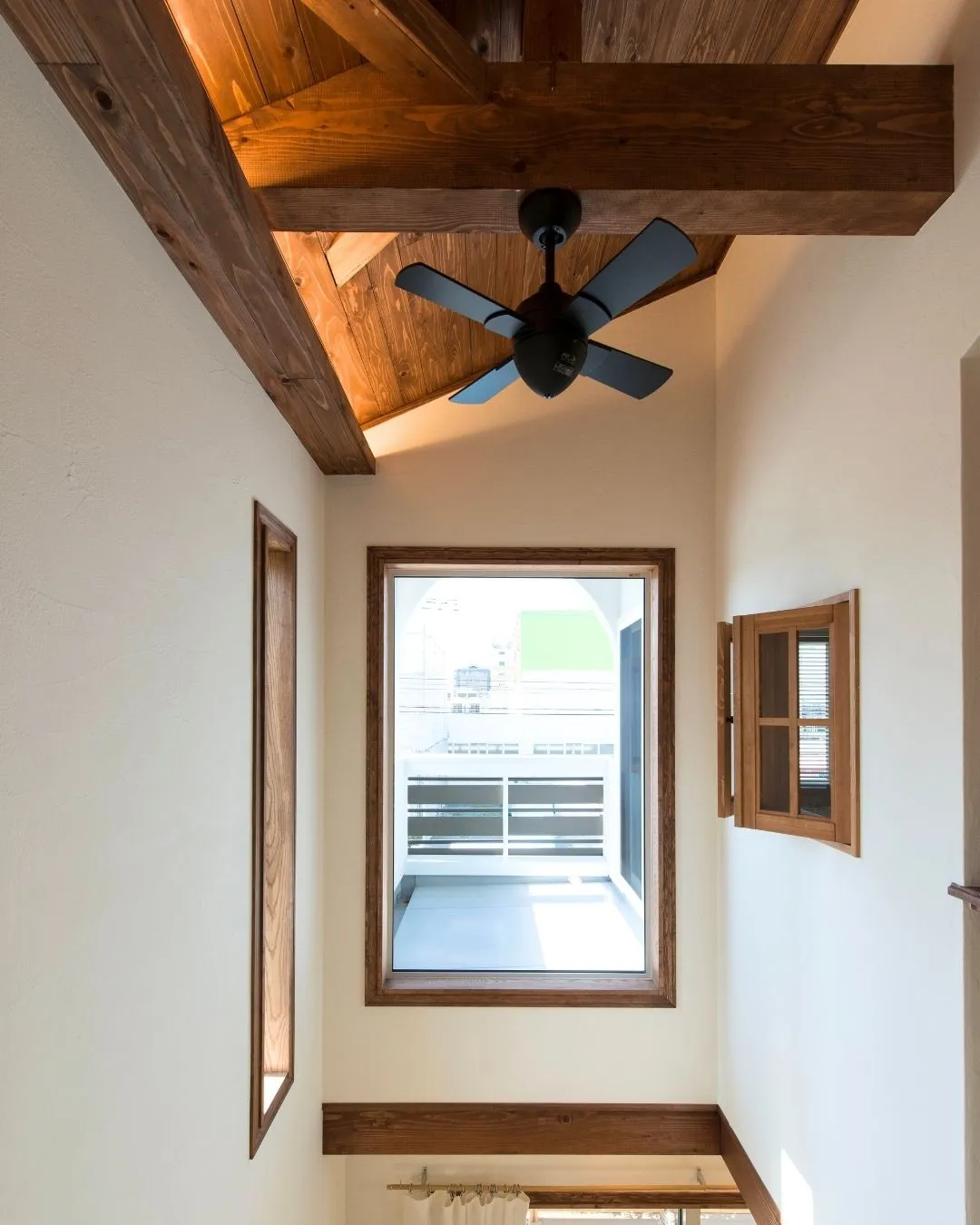 木の梁と高い天井がつくる開放感✨