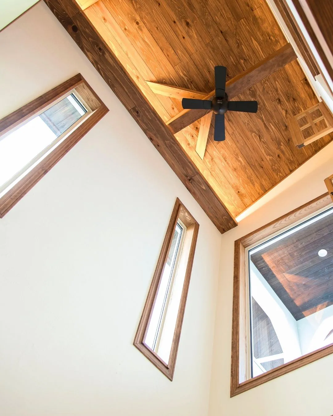 木の梁と高い天井がつくる開放感✨