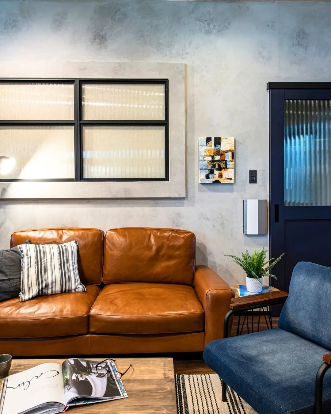 レザーの質感が映えるリビング🪑