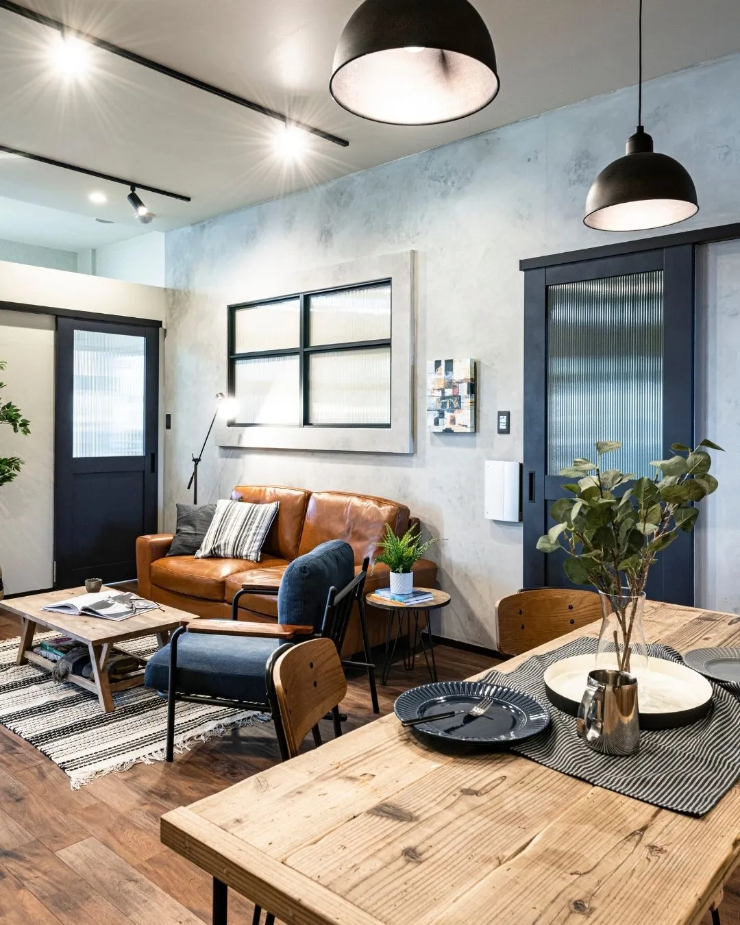 レザーの質感が映えるリビング🪑