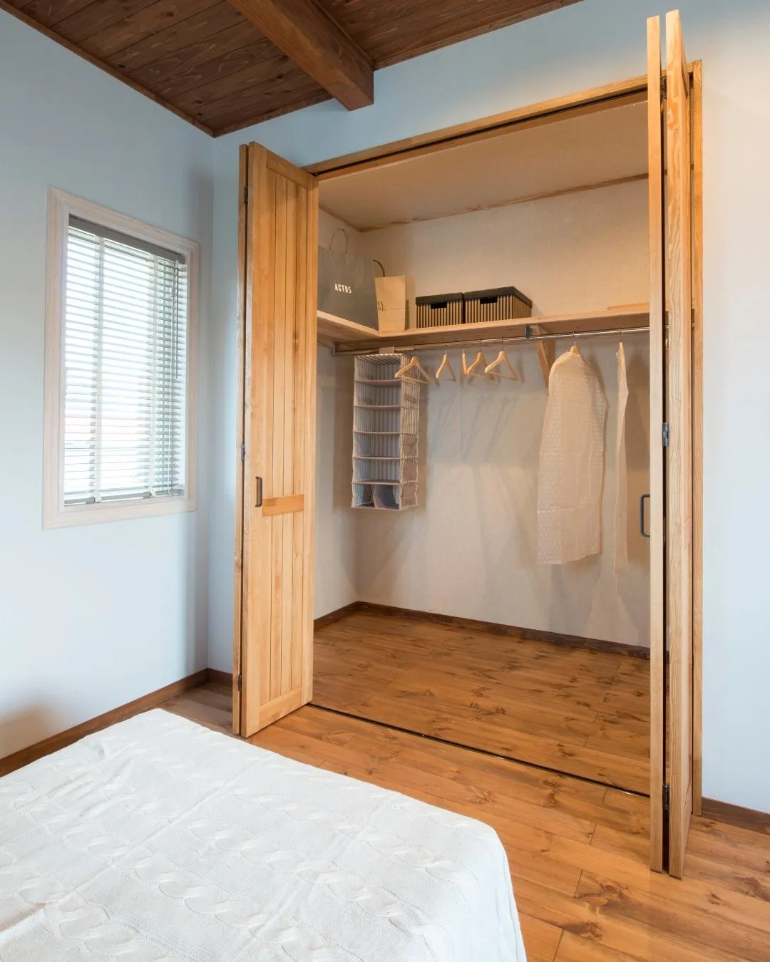 木の温もりと落ち着いた色合いに包まれる寝室🌙