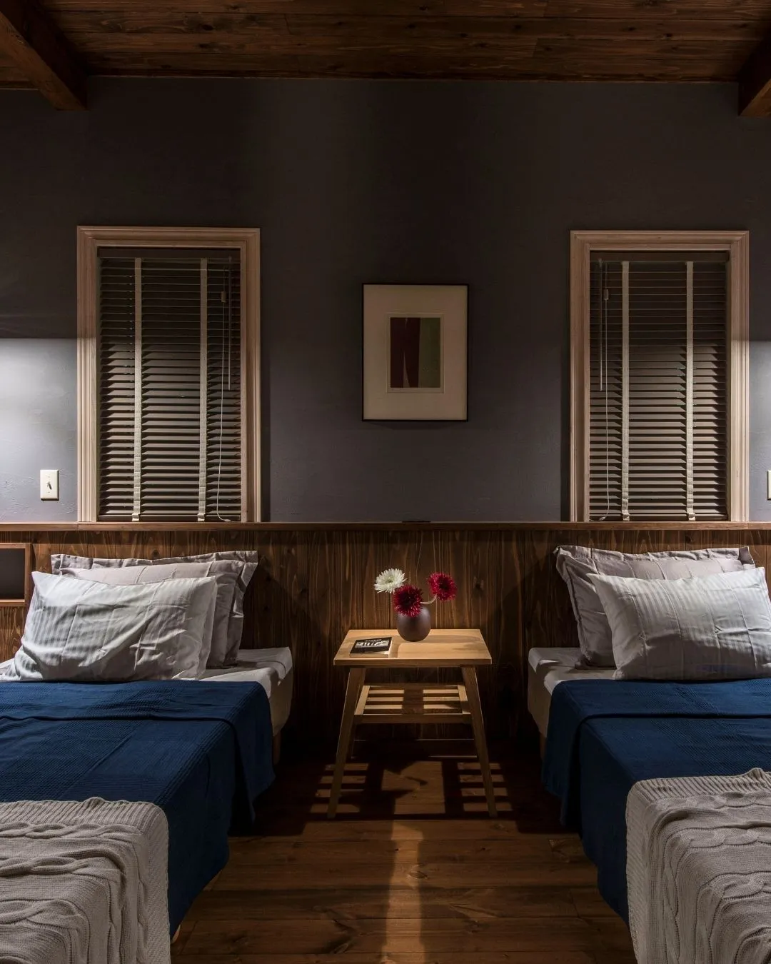 木の温もりと落ち着いた色合いに包まれる寝室🌙